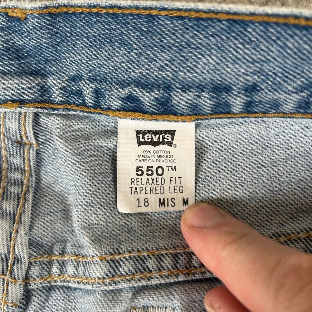 Vintage Levis 550 Relaxed Fit Jeans Mens 36x30 Light Wash Blue Tapered Leg Denim